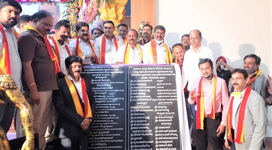 ದೇವನಹಳ್ಳಿಯಲ್ಲಿ ಜಿಲ್ಲಾ ನೌಕರರ ಭವನ ಶಂಕುಸ್ಥಾಪನೆಯಲ್ಲಿ ಸರ್ಕಾರಿ ನೌಕರರ ಸಂಘದ ರಾಜ್ಯ ಘಟಕದ ಅಧ್ಯಕ್ಷ ಸಿ.ಎಸ್.ಷಡಕ್ಷರಿ ಷಡಕ್ಷರಿ ಇತರರು ಪಾಲ್ಗೊಂಡಿದ್ದರು