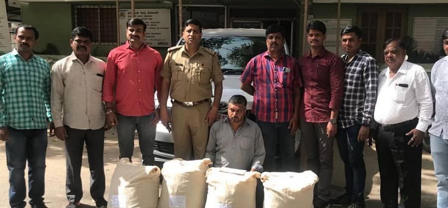 ಗಾಂಜಾ ಜೊತೆ ಆರೋಪಿ ಹಾಗೂ ಆರೋಪಿಯನ್ನು ಬಂಧಿಸಿದ ಎಸ್.ಜೆ. ಪಾರ್ಕ್ ಪೊಲೀಸರ ತಂಡ