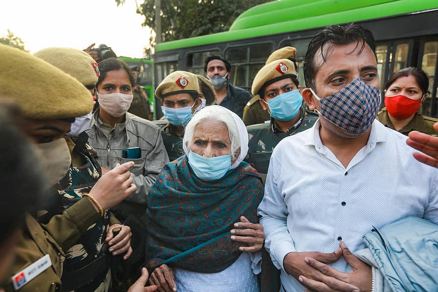 ರೈತರ ಹೋರಾಟಕ್ಕೆ ಬೆಂಬಲ ಸೂಚಿಸಲು ಬಂದಿದ್ದ ಬಿಲ್ಕಿಸ್ ಬಾನು ಅವರನ್ನು ಪೊಲೀಸರು ತಡೆದರು –ಪಿಟಿಐ ಚಿತ್ರ