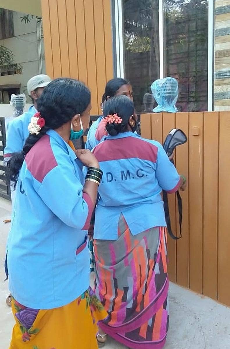 ಹುಬ್ಬಳ್ಳಿಯಲ್ಲಿ ಆರ್‌ಎಫ್‌ಐಡಿ ಟ್ಯಾಗ್‌ ಬಳಕೆ ಕಲಿಕೆಯಲ್ಲಿ ತೊಡಗಿರುವ ಪೌರ ಕಾರ್ಮಿಕರು