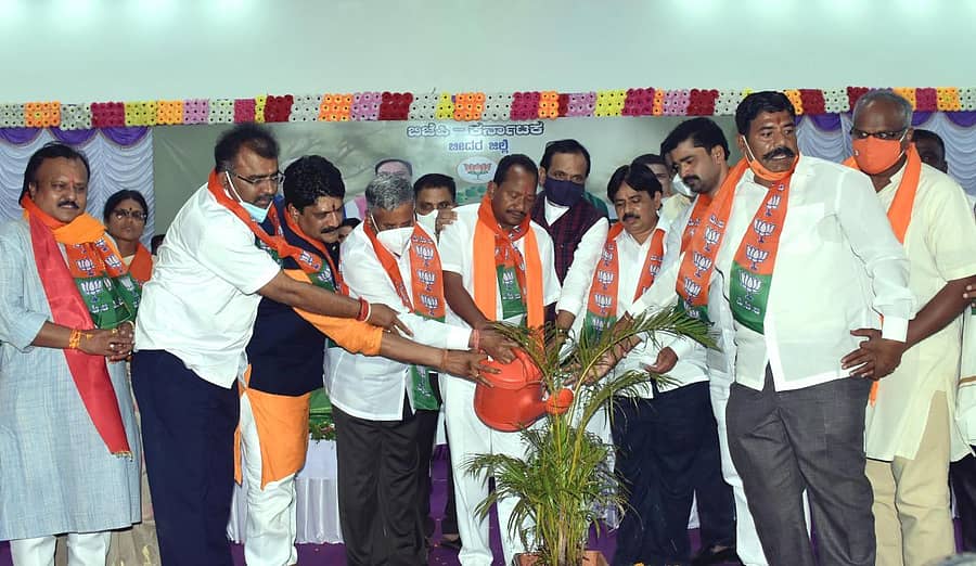 ಬೀದರ್ ತಾಲ್ಲೂಕಿನ ಜನವಾಡದಲ್ಲಿ ಮಂಗಳವಾರ ಆಯೋಜಿಸಿದ್ದ ಗ್ರಾಮ ಸ್ವರಾಜ್ಯ ಸಮಾವೇಶವನ್ನು ವಸತಿ ಸಚಿವ ವಿ. ಸೋಮಣ್ಣ ಸಸಿಗೆ ನೀರೆರೆದು ಉದ್ಘಾಟಿಸಿದರು. ಬಾಬುವಾಲಿ, ಡಾ. ಶೈಲೇಂದ್ರ ಬೆಲ್ದಾಳೆ, ಸೂರ್ಯಕಾಂತ ನಾಗಮಾರಪಳ್ಳಿ, ಪ್ರಭು ಚವಾಣ್, ಭಗವಂತ ಖೂಬಾ, ಶಿವಾನಂದ ಮಂಠಾಳಕರ್ ಇದ್ದರು