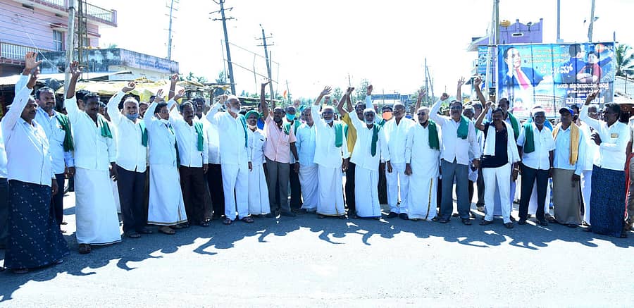 ಹೊಳೆಹೊನ್ನೂರು ಸಮೀಪದ ಅರತೊಳಲು ಕೈಮರದ ಎನ್.ಡಿ. ಸುಂದರೇಶ್ ಸರ್ಕಲ್ನಲ್ಲಿ ಕೇಂದ್ರ ಹಾಗೂ ರಾಜ್ಯ ಸರ್ಕಾರಗಳ ರೈತ ವಿರೋಧಿ ನೀತಿಯನ್ನು ವಿರೋಧಿಸಿ ರೈತ ಸಂಘದಿಂದ ಬುಧವಾರ ಪ್ರತಿಭಟನೆ ನಡೆಯಿತು.