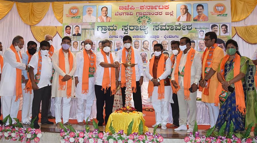 ಬೆಳಗಾವಿಯಲ್ಲಿ ಬಿಜೆಪಿಯಿಂದ ಬುಧವಾರ ಆಯೋಜಿಸಿದ್ದ ಗ್ರಾಮ ಸ್ವರಾಜ್ಯ ಸಮಾವೇಶವನ್ನು ಕೈಗಾರಿಕಾ ಸಚಿವ ಜಗದೀಶ ಶೆಟ್ಟರ್ ಮತ್ತು ಜಿಲ್ಲಾ ಉಸ್ತುವಾರಿ ಸಚಿವ ರಮೇಶ ಜಾರಕಿಹೊಳಿ ಉದ್ಘಾಟಿಸಿದರು/ ಪ್ರಜಾವಾಣಿ ಚಿತ್ರ