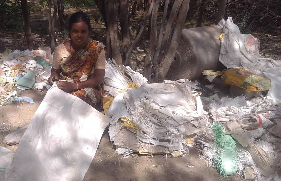 ಪ್ಲಾಸ್ಟಿಕ್ ಹಗ್ಗ ತಯಾರಿಸುವುದಕ್ಕಾಗಿ ಗೋಣಿ ಚೀಲ ಬಿಚ್ಚುವುದರಲ್ಲಿ ನಿರತ ಮಹದೇವಮ್ಮ