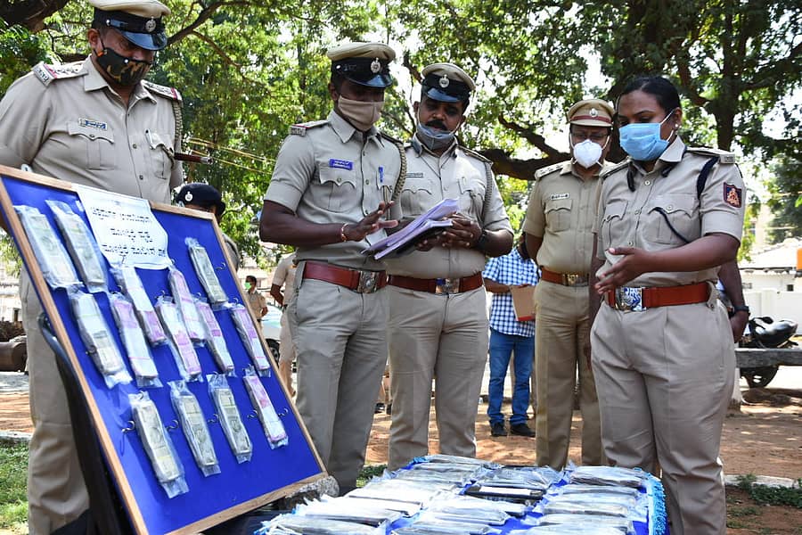 ವಂಚಕರಿಂದ ವಶಕ್ಕೆ ಪಡೆದ ದಾಖಲೆ ಇಲ್ಲದ ₹23.83 ಲಕ್ಷ ಹಣವನ್ನು ಜಿಲ್ಲಾ ಪೊಲೀಸ್ ವರಿಷ್ಠಾಧಿಕಾರಿ ಜಿ.ರಾಧಿಕಾ ಅವರು ಬುಧವಾರ ಪರಿಶೀಲಿಸಿದರು.