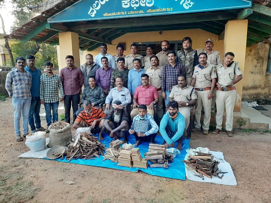 ಹೊಸನಗರ: ತಾಲ್ಲೂಕಿನ ಬಾಣಿಗ ಗ್ರಾಮದಲ್ಲಿ ಅಕ್ರಮವಾಗಿ ಬಾವಿಯೊಂದರಲ್ಲಿ ಬಚ್ಚಿಟ್ಟಿದ್ದ ₹ 3 ಲಕ್ಷ ಮೌಲ್ಯದ 38 ಕೆಜಿ ಶ್ರೀಗಂಧ ವಶಕ್ಕೆ ಪಡೆದಿರುವ ಪೊಲೀಸರು ನಾಲ್ವರು ಆರೋಪಿಗಳನ್ನು ಬಂಧಿಸಿದ್ದಾರೆ.