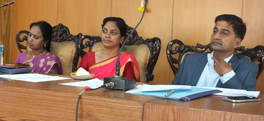 ಅಧ್ಯಕ್ಷೆ ಸಿ.ಎಂ.ಆಶಾ ಅವರ ನೇತೃತ್ವದಲ್ಲಿ ಸಭೆ ನಡೆಯಿತು. ಉಪಾಧ್ಯಕ್ಷೆ ಸುಧಾ, ಆಯುಕ್ತ ರಾಜಣ್ಣ ಅವರು ಇದ್ದರು