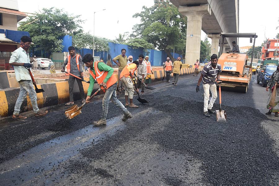 ಕನಕಪುರ ರಸ್ತೆಯ ದೊಡ್ಡಕಲ್ಲಸಂದ್ರ ರಸ್ತೆಗೆ ಡಾಂಬರು ಹಾಕುವ ಕಾರ್ಯ ಪ್ರಗತಿಯಲ್ಲಿದೆ–ಪ್ರಜಾವಾಣಿ ಚಿತ್ರ ಎಸ್.ಕೆ. ದಿನೇಶ್