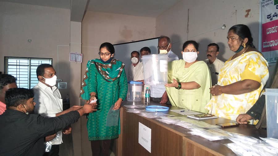 ಚಿಂತಾಮಣಿಯಲ್ಲಿ ಕೃಷಿ ಇಲಾಖೆಯಿಂದ ಹಮ್ಮಿಕೊಂಡಿದ್ದ ಲಾಟರಿ ಮೂಲಕ ಟರ್ಪಾಲಿನ್ ಫಲಾನುಭವಿಗಳ ಆಯ್ಕೆಯಲ್ಲಿ ಭಾಗವಹಿಸಿದ್ದ ಅಧಿಕಾರಿಗಳು