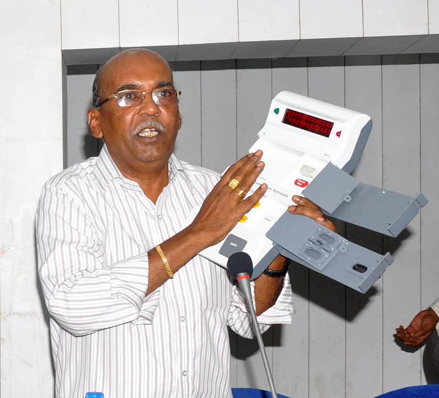 2015ರಲ್ಲಿ ಬೀದರ್‌ನ ಜಿಲ್ಲಾ ಪಂಚಾಯಿತಿ ಸಭಾಂಗಣದಲ್ಲಿ ಪ್ರಾತ್ಯಕ್ಷಿಕೆ ನೀಡಿದ್ದ ಹೈದರಾಬಾದ್‌ನ ಎಲೆಕ್ಟ್ರಾನಿಕ್ಸ್ ಕಾರ್ಪೋರೇಶನ್ ಆಫ್ ಇಂಡಿಯಾದ (ಇಸಿಐಎಲ್) ಅಧಿಕಾರಿ ಗೋಪಾಲರಾವ್