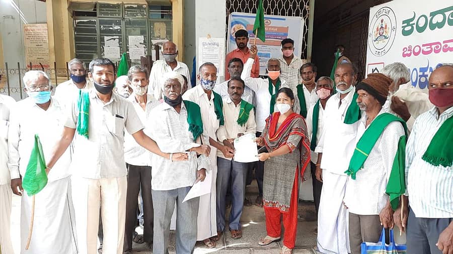 ಚಿಂತಾಮಣಿಯ ತಾಲ್ಲೂಕು ಕಚೇರಿ ಮುಂದೆ ಪ್ರತಿಭಟನೆ ನಡೆಸಿದ ರೈತ ಸಂಘದ ಕಾರ್ಯಕರ್ತರು ತಹಶೀಲ್ದಾರ್ಗೆ ಮನವಿ ಸಲ್ಲಿಸಿದರು