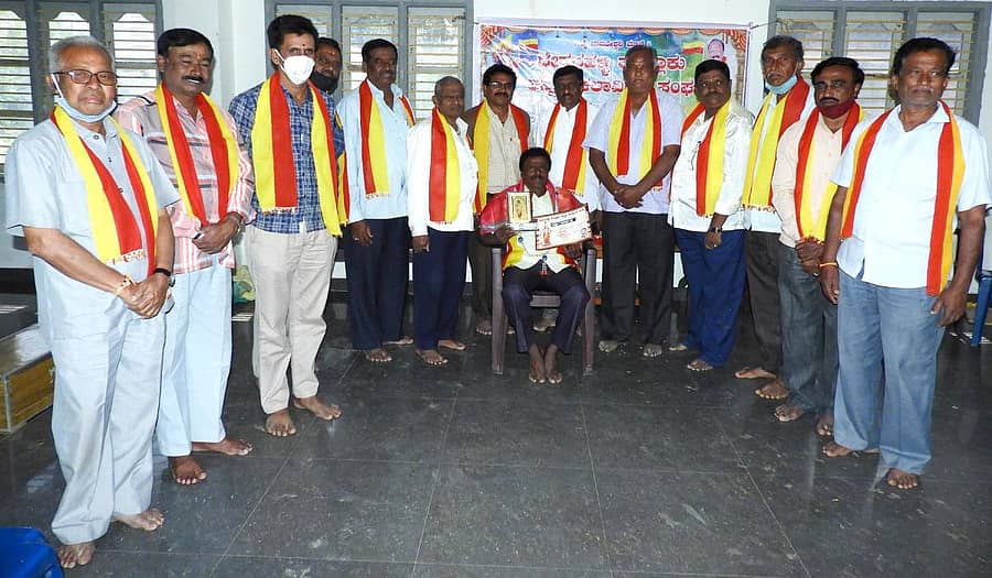 ಕನ್ನಡ ದೀಪ ಕಾರ್ಯಕ್ರಮದಲ್ಲಿ ಕಲಾವಿದ ಭಟ್ರೇನಹಳ್ಳಿ ನಾಗರಾಜ್ ಅವರನ್ನು ಸನ್ಮಾನಿಸಲಾಯಿತು