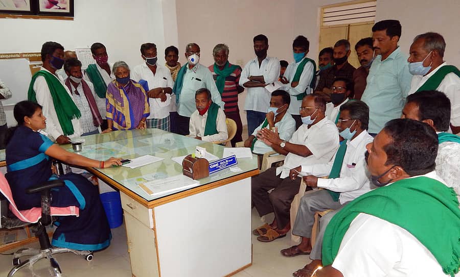 ಶ್ರೀರಂಗಪಟ್ಟಣ ತಾಲ್ಲೂಕು ಕಚೇರಿಗೆ ರೈತ ಸಂಘದ ಕಾರ್ಯಕರ್ತರು ಬುಧವಾರ ಮುತ್ತಿಗೆ ಹಾಕಿ ಆಕ್ರೋಶ ವ್ಯಕ್ತಪಡಿಸಿದರು