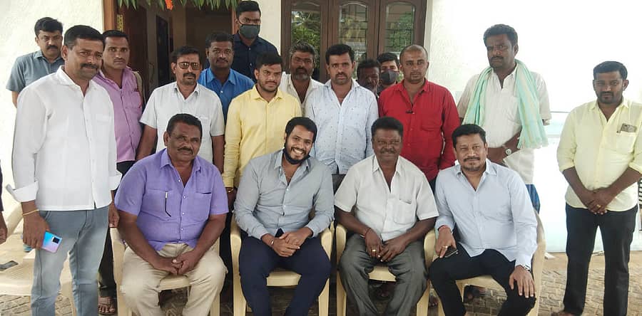 ಭಾರತೀನಗರದಲ್ಲಿರುವ ಶಾಸಕ ಡಿ.ಸಿ. ತಮ್ಮಣ್ಣ ಅವರ ನಿವಾಸದಲ್ಲಿ ಜೆಡಿಎಸ್ ಯುವ ಘಟಕದ ಅಧ್ಯಕ್ಷ ನಿಖಿಲ್‌ ಕುಮಾರಸ್ವಾಮಿ ಮಾತನಾಡಿದರು