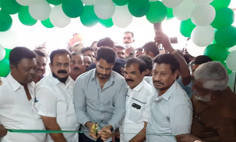 ಮದ್ದೂರು ಪಟ್ಟಣದಲ್ಲಿ ನೂತನ ಸೀರೆ ಮಳಿಗೆಯನ್ನು ಜೆಡಿಎಸ್ ಯುವ ಘಟಕದ ಅಧ್ಯಕ್ಷ ನಿಖಿಲ್ ಕುಮಾರಸ್ವಾಮಿ ಉದ್ಘಾಟಿಸಿದರು. ಇದೇ ಸಂದರ್ಭದಲ್ಲಿ ಸ್ಥಳೀಯ ಜೆಡಿಎಸ್ ಮುಖಂಡರು ಇದ್ದರು