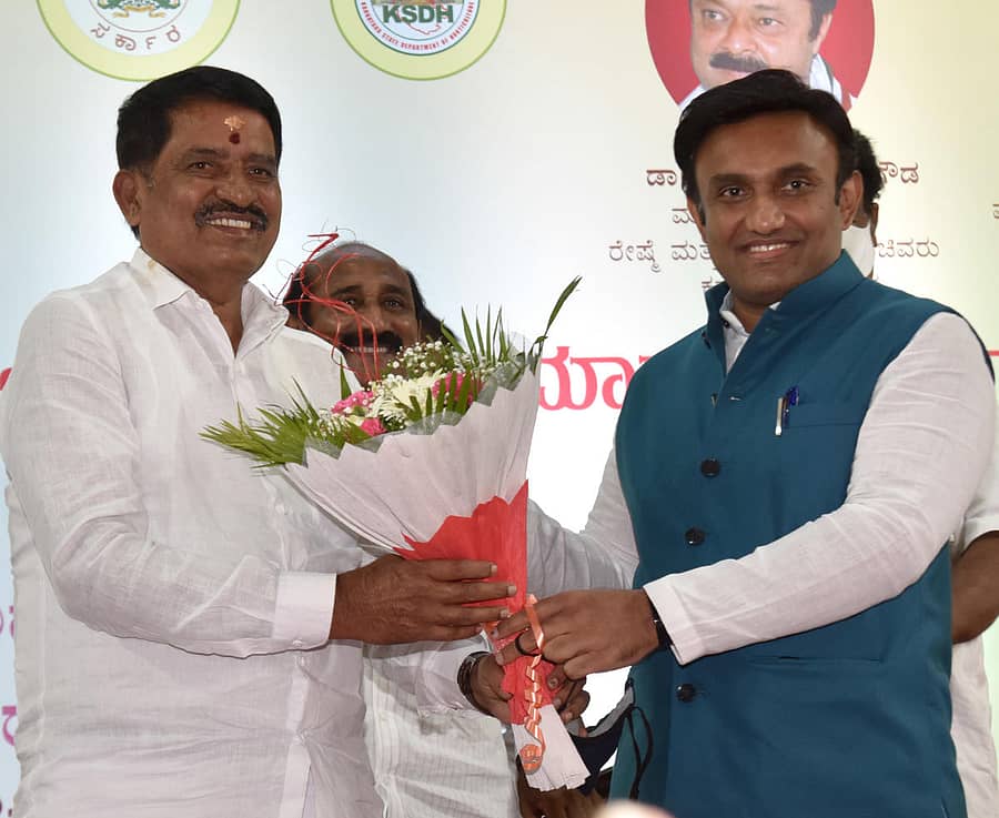 ನಗರದ ಲಾಲ್‌ಬಾಗ್‌ನಲ್ಲಿ ಬುಧವಾರ ಕರ್ನಾಟಕ ರಾಜ್ಯ ಮಾವು ಅಭಿವೃದ್ಧಿ ಮತ್ತು ಮಾರುಕಟ್ಟೆ ನಿಗಮ ಅಧ್ಯಕ್ಷರಾಗಿ ಕೆ.ವಿ. ನಾಗರಾಜ್ ಅವರು ಪದಗ್ರಹಣದ ನಂತರ ಆರೋಗ್ಯ ಮತ್ತು ಕುಟುಂಬ ಕಲ್ಯಾಣ ಸಚಿವ ಡಾ.ಕೆ.ಸುಧಾಕರ್ ಹೂಗುಚ್ಚ ಕೊಟ್ಟು ಅಭಿನಂದಿಸಿದರು ---   –ಪ್ರಜಾವಾಣಿ ಚಿತ್ರ