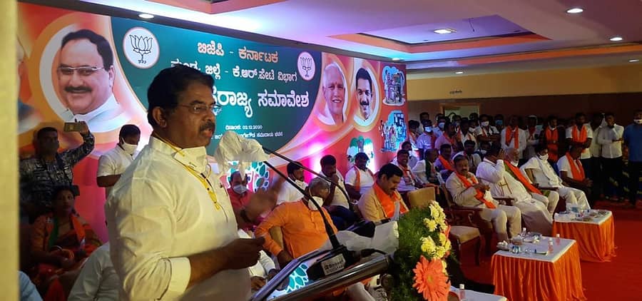 ಕೆ.ಆರ್‌.ಪೇಟೆಯಯಲ್ಲಿ ನಡೆದ ಗ್ರಾಮ ಸ್ವರಾಜ್ಯ ಸಮಾವೇಶದಲ್ಲಿ ಕಂದಾಯ ಸಚಿವ ಆರ್‌.ಅಶೋಕ ಮಾತನಾಡಿದರು