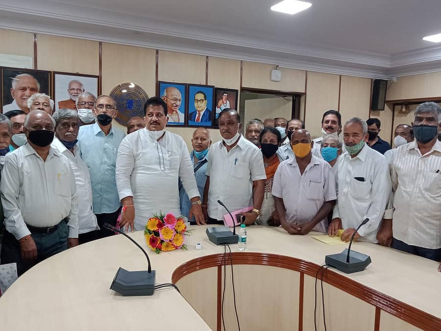 ಅರ್ಕಾವತಿ ಬಡಾವಣೆಯಲ್ಲಿ ನಿವೇಶನ ಹಂಚಿಕೆ ಆಗಿರುವ ಫಲಾನುಭವಿಗಳು ನಿವೇಶನ ಹಸ್ತಾಂತರಿಸುವಂತೆ ಕೋರಿ ಎಸ್.ಆರ್.ವಿಶ್ವನಾಥ್ ಅವರಿಗೆ ಬುಧವಾರ ಮನವಿ ಸಲ್ಲಿಸಿದರು