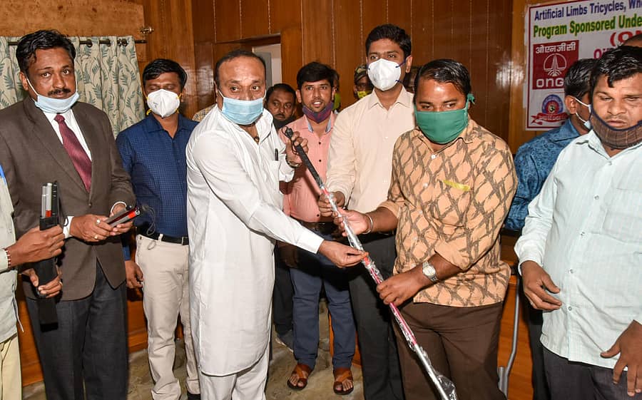 ಕಲಬುರ್ಗಿಯಲ್ಲಿ ಗುರುವಾರ ನಡೆದ ವಿಶ್ವ ಅಂಗವಿಕಲರ ದಿನಾಚರಣೆಯಲ್ಲಿ ನ್ಯಾಯಾಧೀಶ ಆರ್.ಜೆ. ಸತೀಶ ಸಿಂಗ್ ಅವರು ಸಲಕರಣೆಗಳನ್ನು ವಿತರಿಸಿದರು