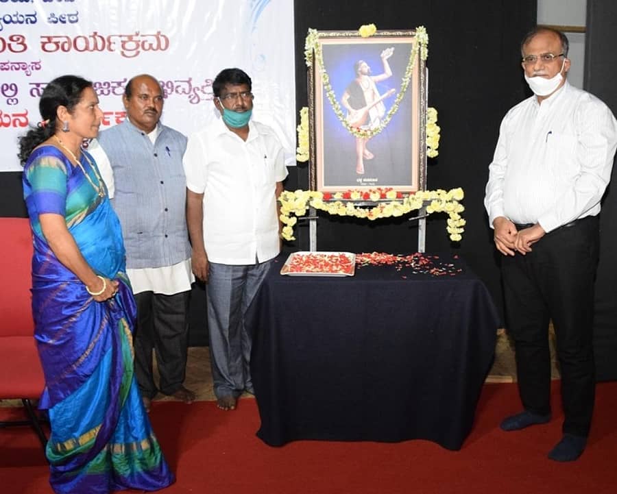 ಹಂಪಿ ಕನ್ನಡ ವಿಶ್ವವಿದ್ಯಾಲಯದಲ್ಲಿ ಗುರುವಾರ ಕನಕದಾಸ ಜಯಂತಿ ಆಚರಿಸಲಾಯಿತು