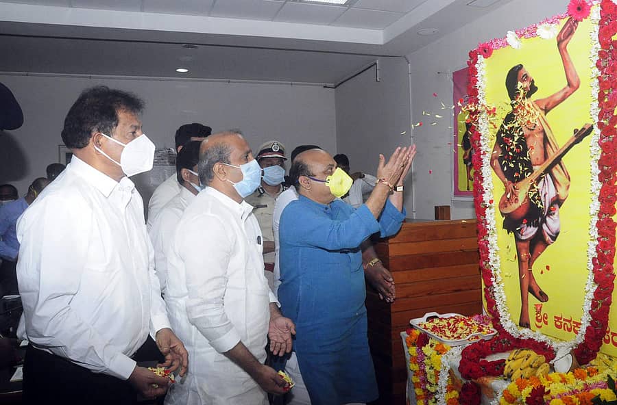 ಗುರುವಾರ ಜಿಲ್ಲಾಧಿಕಾರಿ ಕಚೇರಿಯಲ್ಲಿ ನಡೆದ ಕನಕದಾಸರ ಜಯಂತಿ ಕಾರ್ಯಕ್ರಮದಲ್ಲಿ ಗೃಹ ಸಚಿವ ಬಸವರಾಜ ಬೊಮ್ಮಾಯಿ ಕನಕದಾಸರ ಭಾವಚಿತ್ರಕ್ಕೆ ಪುಷ್ಪನಮನ ಸಲ್ಲಿಸಿದರು.