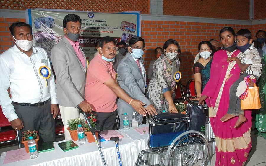 ಕೋಲಾರದಲ್ಲಿ ಗುರುವಾರ ನಡೆದ ವಿಶ್ವ ಅಂಗವಿಕಲರ ದಿನಾಚರಣೆಯಲ್ಲಿ ಅಂಗವಿಕಲರಿಗೆ ಯಂತ್ರಚಾಲಿತ ವಾಹನ ವಿತರಿಸಲಾಯಿತು.