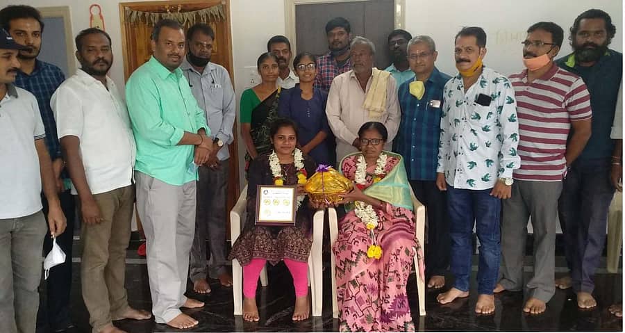 ಗೌರಿಬಿದನೂರು ತಾಲ್ಲೂಕಿನ ನಂದಿಗಾನಹಳ್ಳಿಯ ಚಿನ್ನದ ಪದಕ ವಿಜೇತೆ ಎನ್.ವಿ. ಶ್ವೇತಾ ಅವರನ್ನು ಅಭಿನಂದಿಸಲಾಯಿತು