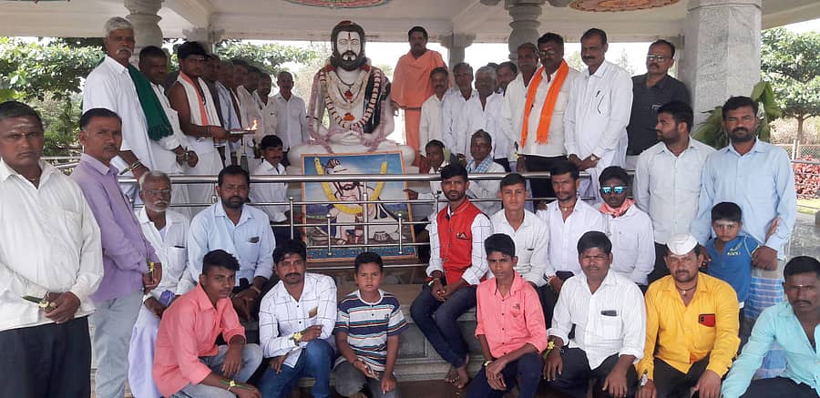 ಶಿಗ್ಗಾವಿ ತಾಲ್ಲೂಕಿನ ಕನಕನಬಾಡ ಗ್ರಾಮ ಅರಮನೆ ಆವರಣದಲ್ಲಿ ಗುರುವಾರ ಕನಕದಾಸರ ಜಯಂತ್ಯುತ್ಸವ ಕಾರ್ಯಕ್ರಮ ಸರಳವಾಗಿ ಜರುಗಿತು