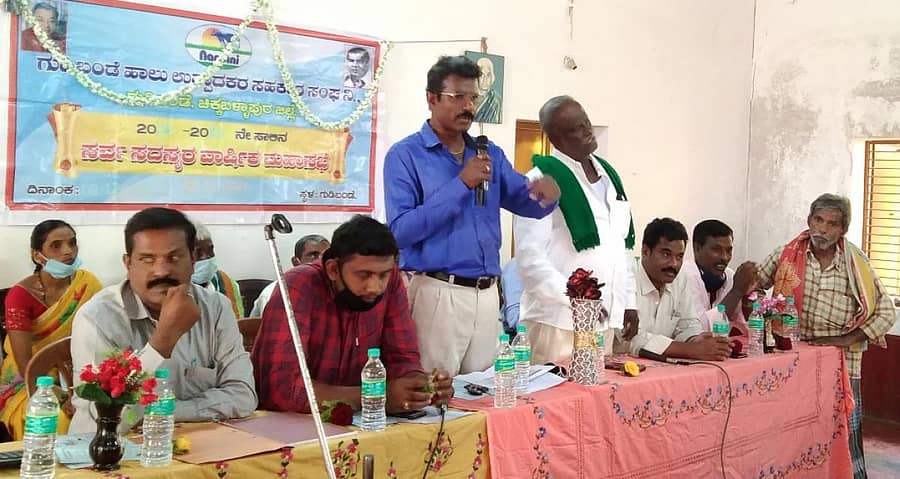 ಗುಡಿಬಂಡೆ ಪಟ್ಟಣದಲ್ಲಿ ನಡೆದ ವಾರ್ಷಿಕ ಸಭೆಯಲ್ಲಿ ಕೋಚಿಮುಲ್ ತಾಲ್ಲೂಕು ಉಪ ವ್ಯವಸ್ಥಾಪಕ ಬಿ.ಎಚ್. ವೀರಭದ್ರರೆಡ್ಡಿ ಮಾತನಾಡಿದರು