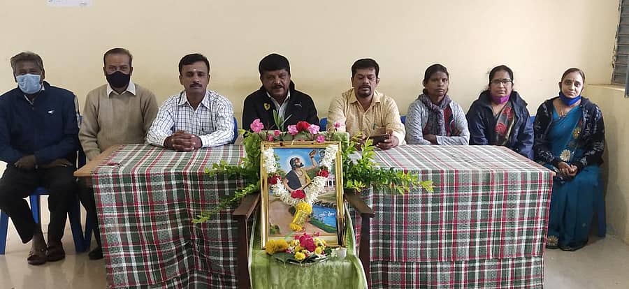 ಚಿಂತಾಮಣಿಯಲ್ಲಿ ಹಮ್ಮಿಕೊಂಡಿದ್ದ ಕನಕದಾಸ ಜಯಂತಿ ಕಾರ್ಯಕ್ರಮದಲ್ಲಿ ಪರಿಷತ್ತಿನ ಜಿಲ್ಲಾ ಘಟಕದ ಅಧ್ಯಕ್ಷ ಡಾ.ಕೈವಾರ ಶ್ರೀನಿವಾಸ್ ಮಾತನಾಡಿದರು