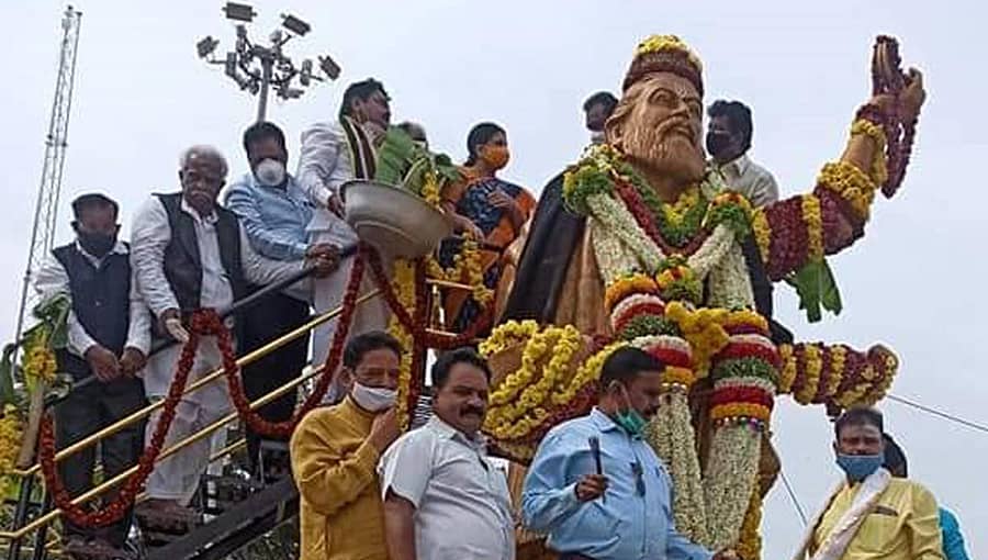 ಕನಕದಾಸರ ಜಯಂತ್ಯುತ್ಸವ ಅಂಗವಾಗಿ ಚಿತ್ರದುರ್ಗದ ಕನಕದಾಸರ ಪುತ್ಥಳಿಗೆ ಗುರುವಾರ ಜಿಲ್ಲಾಧಿಕಾರಿ ಕವಿತಾ ಎಸ್. ಮನ್ನಿಕೇರಿ ಪುಷ್ಪನಮನ ಸಲ್ಲಿಸಿದರು. ಕುರುಬ ಸಮುದಾಯದ ಮುಖಂಡರಾದ ಬಿ.ಟಿ.ಜಗದೀಶ್, ಶ್ರೀರಾಮ್ ಇದ್ದರು.