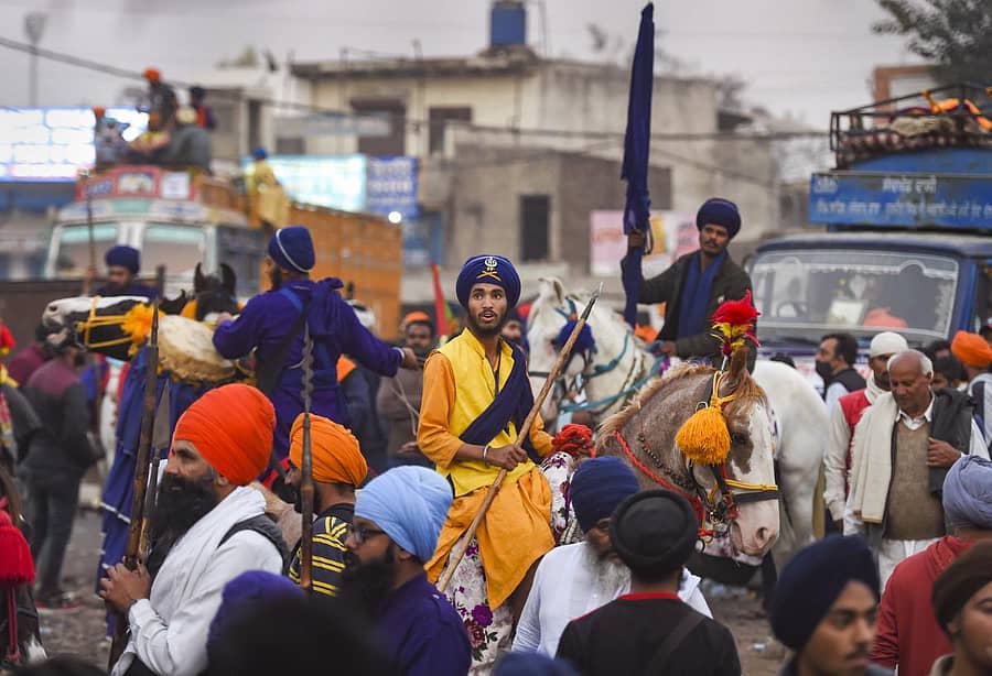 ಸಿಂಘು ಗಡಿಯಲ್ಲಿ ಪ್ರತಿಭಟನೆ ನಡೆಸುತ್ತಿರುವ ರೈತರನ್ನು ಸೇರಿಕೊಂಡ ‘ನಿಹಾಂಗ್’ಗಳು –ಪಿಟಿಐ ಚಿತ್ರ