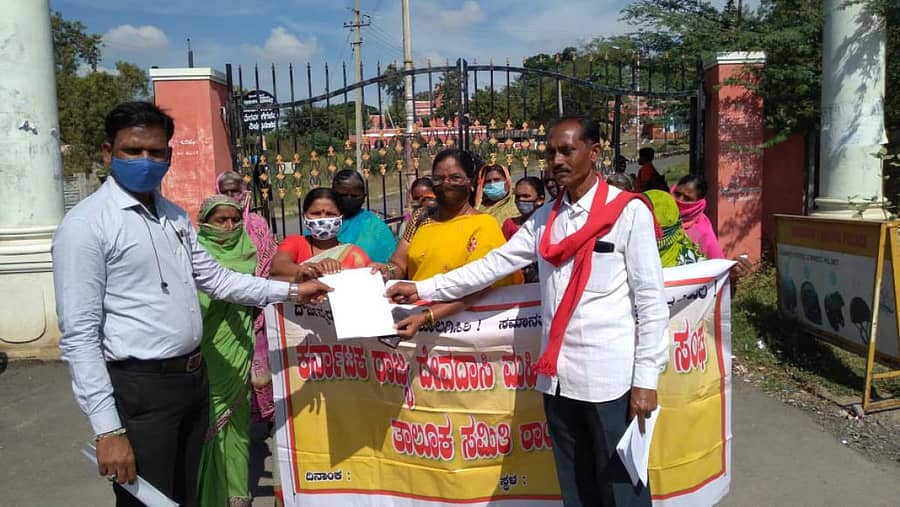 ರಾಯಚೂರಿನಲ್ಲಿ ಕರ್ನಾಟಕ ರಾಜ್ಯ ದೇವದಾಸಿ ಮಹಿಳೆಯರ ವಿಮೋಚನಾ ಸಂಘ ಜಿಲ್ಲಾ ಸಮಿತಿಯ ಪದಾಧಿಕಾರಿಗಳು ಜಿಲ್ಲಾಡಳಿತದ ಮೂಲಕ ಮುಖ್ಯಮಂತ್ರಿಗೆ ಶುಕ್ರವಾರ ಮನವಿ ಸಲ್ಲಿಸಿದರು