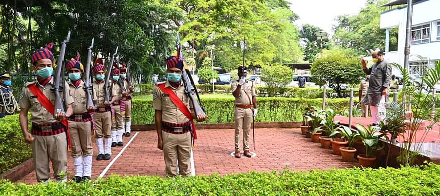 ಕಾರವಾರಕ್ಕೆ ಶುಕ್ರವಾರ ಭೇಟಿ ನೀಡಿದ ರಾಜ್ಯ ಗೃಹ ಸಚಿವ ಬಸವರಾಜ ಬೊಮ್ಮಾಯಿ ಅವರಿಗೆ ಪೊಲೀಸರು ಗೌರವ ವಂದನೆ ಸಲ್ಲಿಸಿದರು