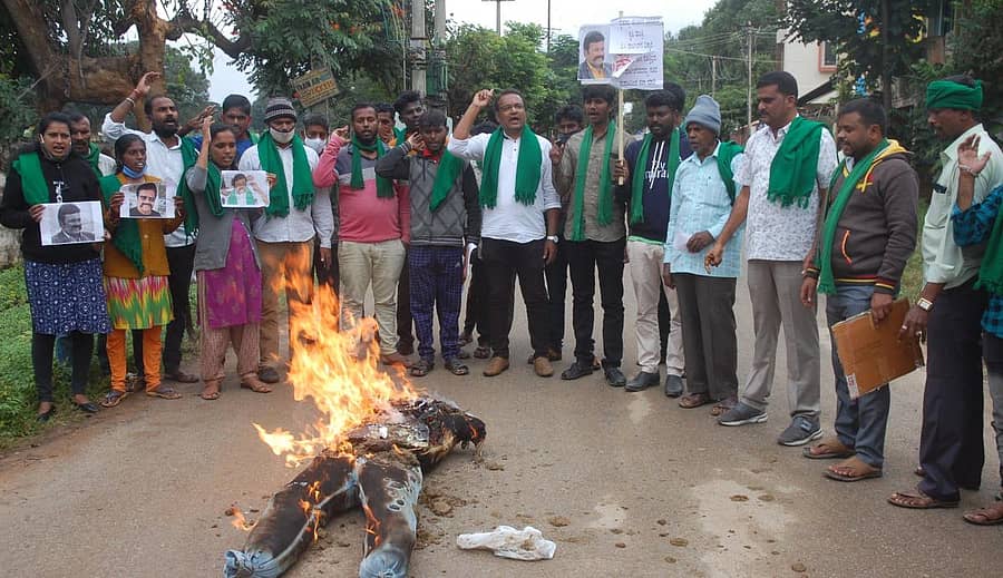 ಆತ್ಮಹತ್ಯೆ ಮಾಡಿಕೊಳ್ಳುವ ರೈತರು ಹೇಡಿಗಳೆಂದು ಹೇಳಿಕೆ ನೀಡಿರುವ ಕೃಷಿ ಸಚಿವ ಬಿ.ಸಿ.ಪಾಟೀಲರ ವರ್ತನೆ ಖಂಡಿಸಿ ರಾಜ್ಯ ರೈತ ಸಂಘ ಮತ್ತು ಹಸಿರು ಸೇನೆ ಸದಸ್ಯರು ಕೋಲಾರದಲ್ಲಿ ಶುಕ್ರವಾರ ಸಚಿವರ ಪ್ರತಿಕೃತಿ ದಹಿಸಿ ಪ್ರತಿಭಟನೆ ಮಾಡಿದರು.