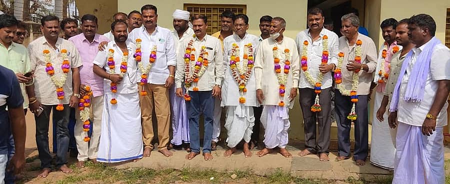 ಹಾವೇರಿ ನಗರದ ಕನಕದಾಸ ಉಣ್ಣೆ ನೇಕಾರರ ಉತ್ಪಾದನಾ ಮತ್ತು ಮಾರಾಟ ಸಹಕಾರ ಸಂಘದ ನೂತನ ಅಧ್ಯಕ್ಷರಾಗಿ ಎಸ್.ಎಫ್.ಎನ್ ಗಾಜೀಗೌಡ್ರ ಹಾಗೂ ಉಪಾಧ್ಯಕ್ಷರಾಗಿ ಆಯ್ಕೆಯಾದ ಮಾಲತೇಶ ಬಣಕಾರ ಅವರನ್ನು ಅಭಿನಂದಿಸಲಾಯಿತು