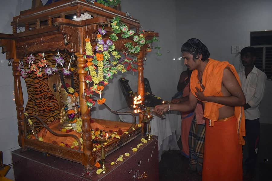 ಹಾವೇರಿ ತಾಲ್ಲೂಕಿನ ಹನುಮನಹಳ್ಳಿ ಗ್ರಾಮದ ಹಾಲಸ್ವಾಮಿ ಮಠದಲ್ಲಿ ಗುರುವಾರ ಕಾರ್ತಿಕ ದೀಪೋತ್ಸವ ಕಾರ್ಯಕ್ರಮಕ್ಕೆ ಸಣ್ಣ ಹಾಲಸ್ವಾಮಿಗಳು ಚಾಲನೆ ನೀಡಿದರು