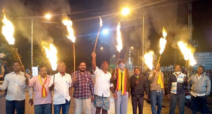 ಮರಾಠ ಅಭಿವೃದ್ಧಿ ಪ್ರಾಧಿಕಾರ ರದ್ದುಪಡಿಸುವಂತೆ ಒತ್ತಾಯಿಸಿ ಪ್ರತಿಭಟನಕಾರರು ಪಂಜಿನ ಮೆರವಣಿಗೆ ನಡೆಸಿದರು