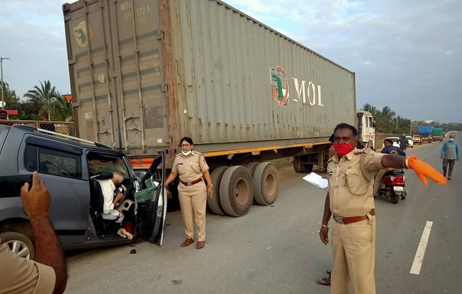 ರಾಣೆಬೆನ್ನೂರು ತಾಲ್ಲೂಕಿನ ಕಮದೋಡ ಗ್ರಾಮದ ಬಳಿ ರಾಷ್ಟ್ರೀಯ ಹೆದ್ದಾರಿಯಲ್ಲಿ ನಿಂತ ಕಂಟೇನರ್‌ಗೆ ಕಾರು ಡಿಕ್ಕಿ ಹೊಡೆದಿರುವ ದೃಶ್ಯ