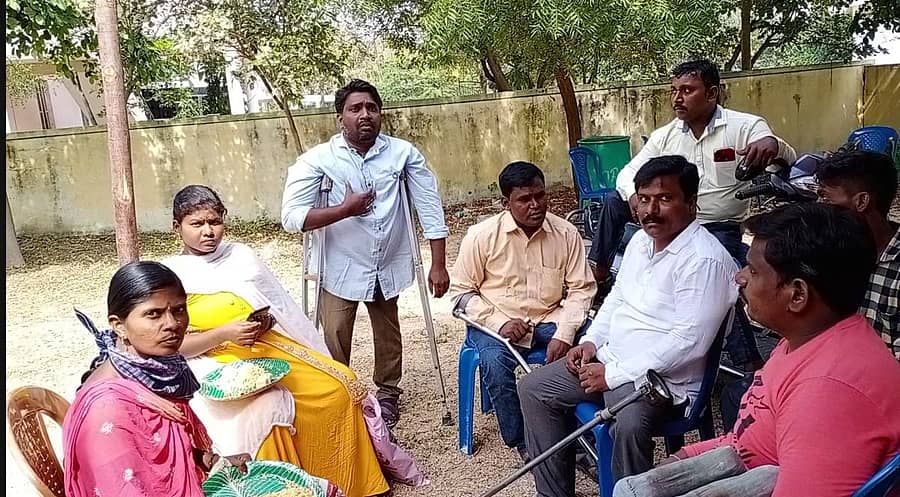 ರಾಯಚೂರಿನ ಕನ್ನಡ ಭವನದಲ್ಲಿ ಗುರುವಾರ ಏರ್ಪಡಿಸಿದ್ದ ವಿಶ್ವ ಅಂಗವಿಕಲರ ದಿನಾಚರಣೆ ಕಾರ್ಯಕ್ರಮದಲ್ಲಿ ಭಾಗವಹಿಸಿದ್ದ ಅಂಗವಿಕಲರು ಗುಣಮಟ್ಟದ ಆಹಾರ ನೀಡದಿರುವುದಕ್ಕೆ ಅಸಮಾಧಾನ ವ್ಯಕ್ತಪಡಿಸಿದರು