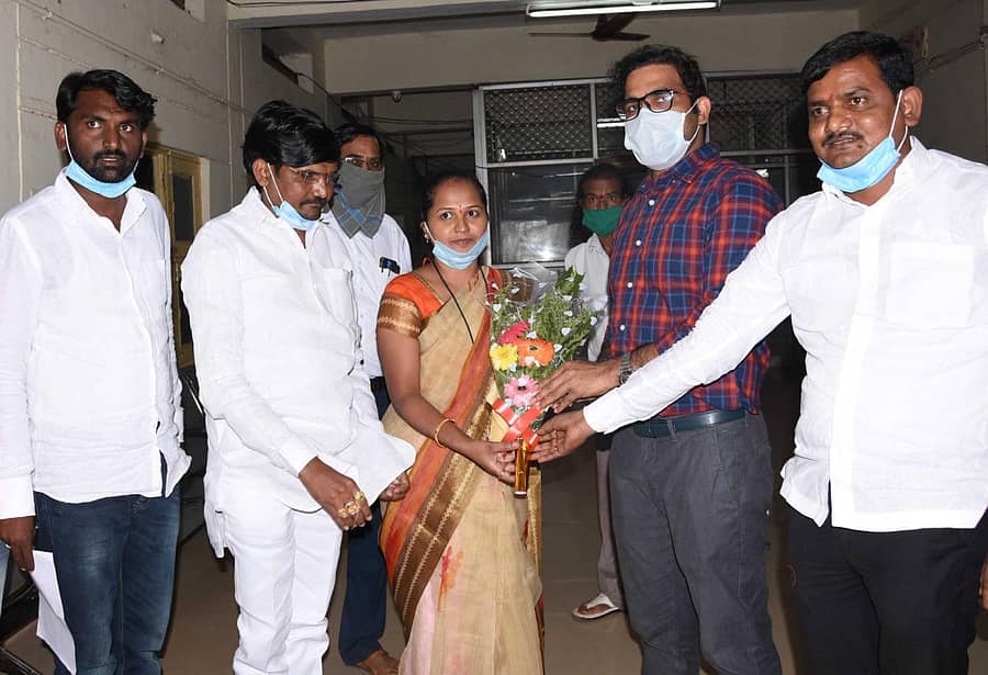 ಬೀದರ್ ಜಿಲ್ಲಾ ಪಂಚಾಯಿತಿ ಪ್ರಭಾರ ಅಧ್ಯಕ್ಷರಾಗಿ ಅಧಿಕಾರ ವಹಿಸಿಕೊಂಡ ಸಂಧ್ಯಾರಾಣಿ ರಾಮ ನರೋಟೆ ಅವರಿಗೆ ಜಿಲ್ಲಾ ಪಂಚಾಯಿತಿ ಮುಖ್ಯ ಕಾರ್ಯನಿರ್ವಾಹಕ ಅಧಿಕಾರಿ ಗ್ಯಾನೇಂದ್ರಕುಮಾರ ಗಂಗ್ವಾರ್ ಪುಷ್ಪಗುಚ್ಛ ನೀಡಿ ಅಭಿನಂದಿಸಿದರು