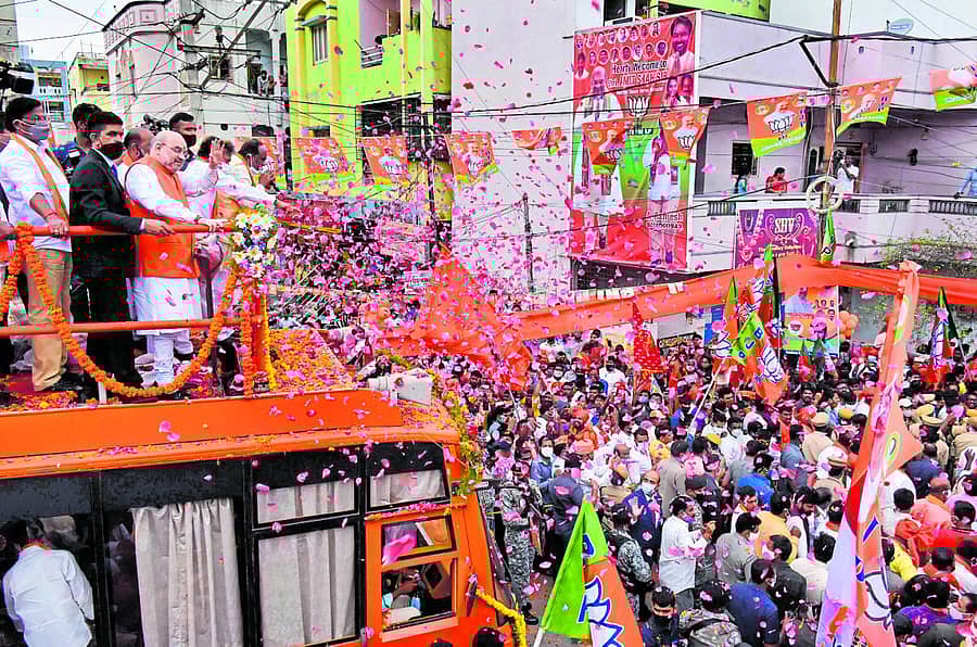 ಹೈದರಾಬಾದ್ನಲ್ಲಿ ಅಮಿತ್ ಶಾ ಅವರ ಚುನಾವಣಾ ಪ್ರಚಾರ ರ್ಯಾಲಿಯಲ್ಲಿ ಭಾರಿ ಸಂಖ್ಯೆಯಲ್ಲಿ ಜನರು ಸೇರಿದ್ದರು