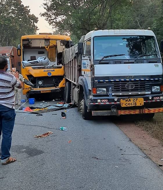 ಅಪಘಾತದಲ್ಲಿ ನುಜ್ಜುಗುಜ್ಜಾಗಿರುವ ಬಸ್