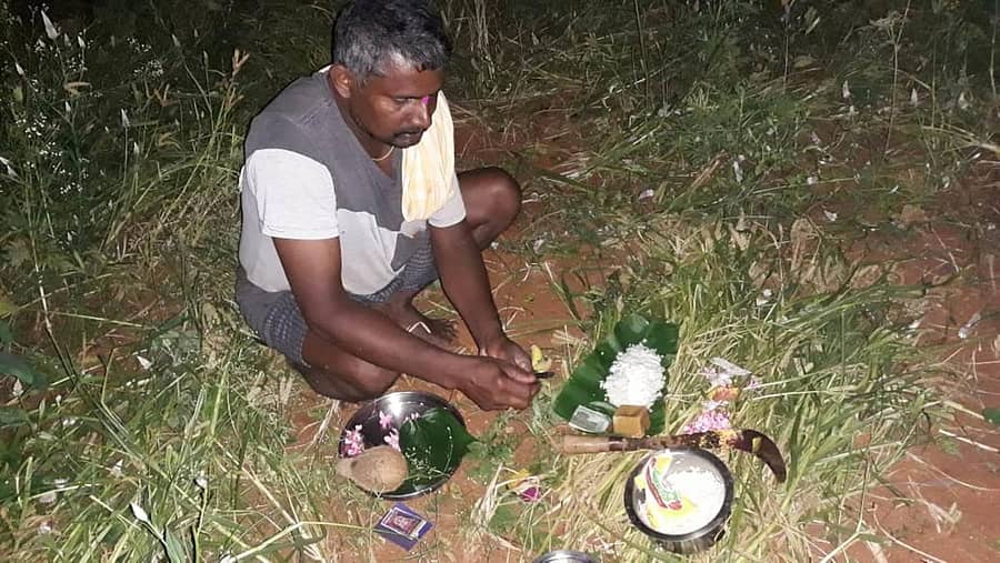 ಕುಣಿಗಲ್ ತಾಲ್ಲೂಕಿನ ಪುಟ್ಟಯ್ಯನಪಾಳ್ಯ ದಲ್ಲಿ ಹೊಲದ ಅಚ್ಚು ಪೂಜೆ ಮಾಡುತ್ತಿರುವ ನಟರಾಜು