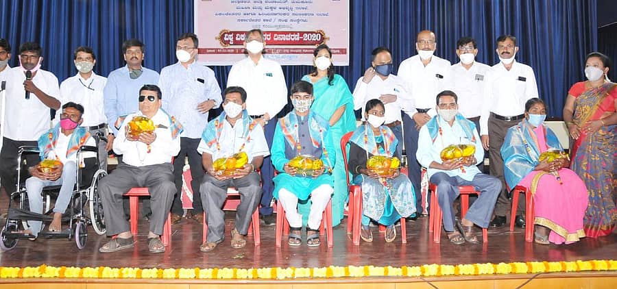 ಕಾರ್ಯಕ್ರಮದಲ್ಲಿ ವಿವಿಧ ಕ್ಷೇತ್ರಗಳಲ್ಲಿ ಸಾಧನೆಗೈದ ಅಂಗವಿಕಲರನ್ನು ಸನ್ಮಾನಿಸಲಾಯಿತು