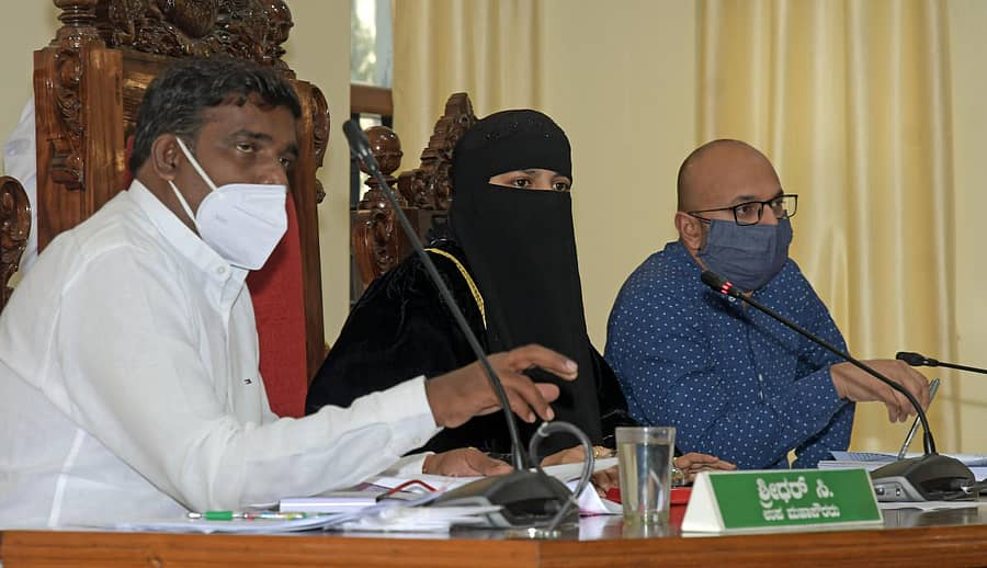 ಪಾಲಿಕೆಯಲ್ಲಿ ಮೇಯರ್ ತಸ್ನೀಂ ಅವರ ನೇತೃತ್ವದಲ್ಲಿ ಸಭೆ ನಡೆಯಿತು. ಉಪಮೇಯರ್ ಶ್ರೀಧರ್, ಆಯುಕ್ತ ಗುರುದತ್ತ ಹೆಗಡೆ ಇದ್ದಾರೆ (ಎಡಚಿತ್ರ). ಸಭೆಯಲ್ಲಿ ಸದಸ್ಯ ಸುಬ್ಬಯ್ಯ ಮಾತನಾಡಿದರು