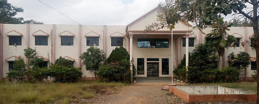 ಬ್ಯಾಡಗಿ ಪಟ್ಟಣದ ರಟ್ಟಿಹಳ್ಳಿ ರಸ್ತೆಯಲ್ಲಿ ಸ್ಥಾಪಿಸಿದ ಮಹಾಶಯ್ ಧರ್ಮಪಾಲ್ ವಿದ್ಯಾಮಂದಿರ ನರ್ಸರಿಯಿಂದ ಪ್ರೌಢಶಾಲಾ ಹಂತದವರೆಗೆ ಬಡ ಮಕ್ಕಳಿಗೆ ಉಚಿತ ಶಿಕ್ಷಣ ನೀಡುತ್ತಿದೆ