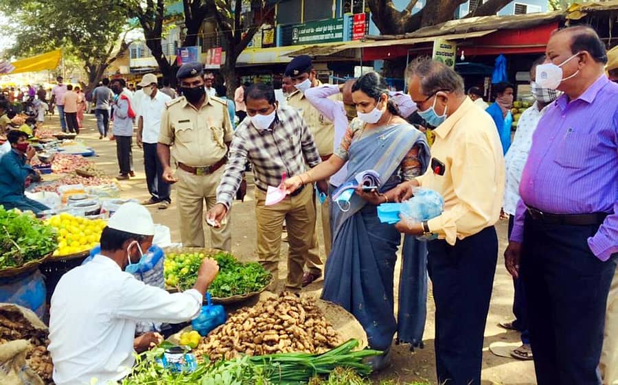 ಸವಣೂರ ಪಟ್ಟಣದ ಶುಕ್ರವಾರ ಸಂತೆಯಲ್ಲಿ ಮಾಸ್ಕ್ ಧರಿಸದೆ ವ್ಯಾಪಾರ ಮಾಡುತ್ತಿದ್ದ ವ್ಯಾಪಾರಿಗಳಿಗೆ ಎಸಿ ಅನ್ನಪೂರ್ಣ ಮುದಕಮ್ಮನವರ ದಂಡ ವಿಧಿಸಿದರು