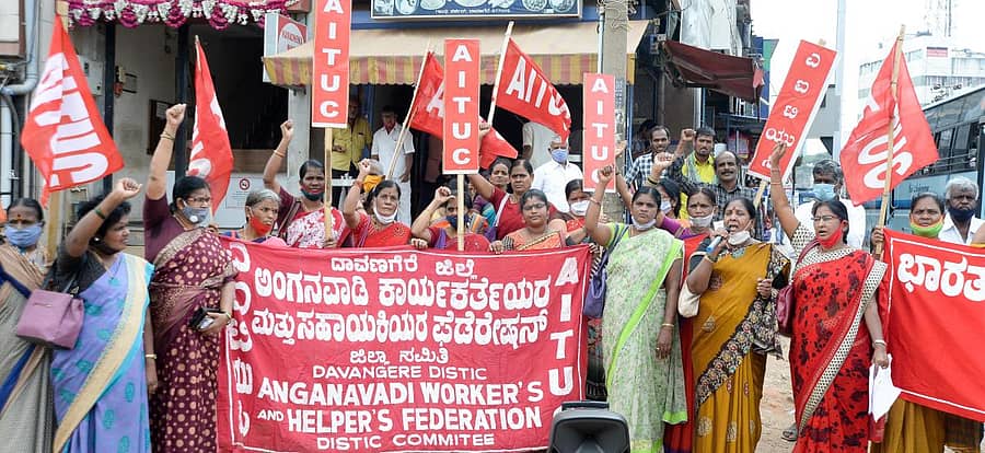ದೆಹಲಿಯಲ್ಲಿನ ರೈತರ ಹೋರಾಟಕ್ಕೆ ಬೆಂಬಲ ಸೂಚಿಸಿ ಮತ್ತು ಕೇಂದ್ರ ಸರ್ಕಾರದ ನಡೆಯನ್ನು ವಿರೋಧಿಸಿ ದಾವಣಗೆರೆಯ ಗಾಂಧಿ ವೃತ್ತದಲ್ಲಿ ಕರ್ನಾಟಕ ರಾಜ್ಯ ಅಂಗನವಾಡಿ ಕಾರ್ಯಕರ್ತೆಯರ ಮತ್ತು ಸಹಾಯಕಿಯರ ಫೆಡರೇಷನ್ ಮತ್ತು ಎಐಟಿಯುಸಿ ಸದಸ್ಯರು ಪ್ರತಿಭಟನೆ ನಡೆಸಿದರು –ಪ್ರಜಾವಾಣಿ ಚಿತ್ರ