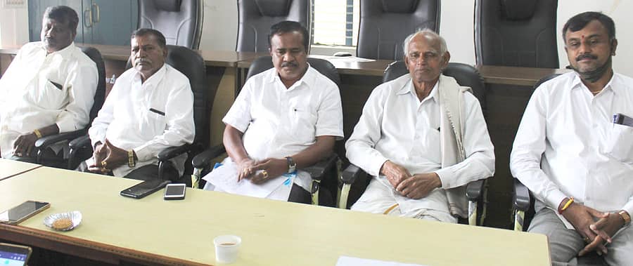 ದೊಡ್ಡಬಳ್ಳಾಪುರದಲ್ಲಿ ನಡೆದ ಪತ್ರಿಕಾಗೋಷ್ಠಿಯಲ್ಲಿ ಸರ್ವ ಪಕ್ಷಗಳ ಮುಖಂಡರು ಭಾಗವಹಿಸಿದ್ದರು